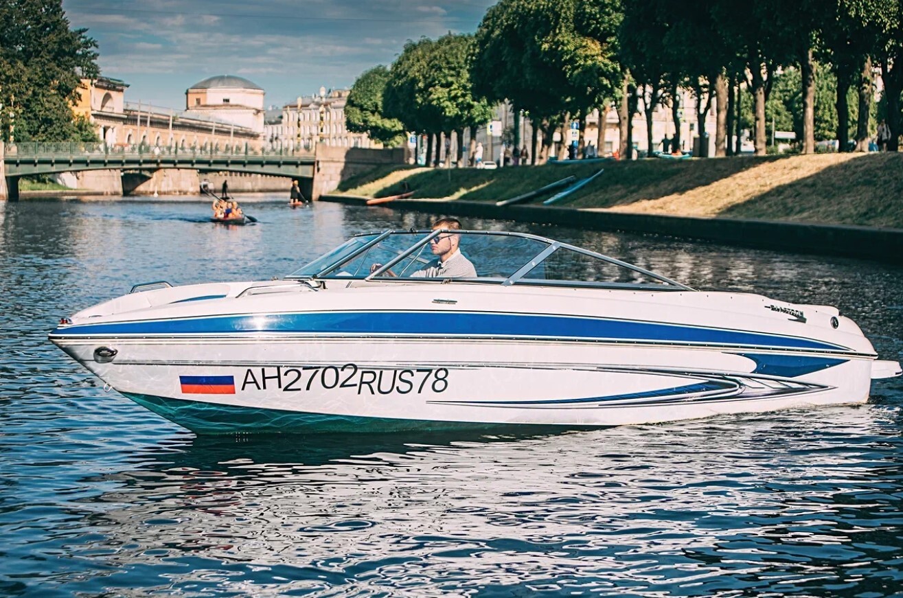 Катер «Река-Лето» на воде в Петербурге