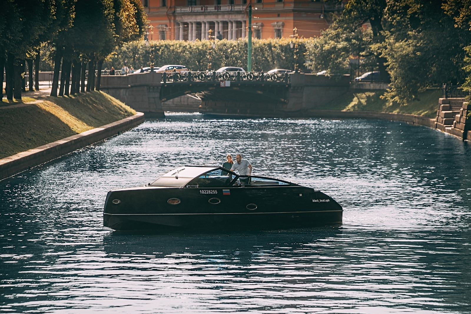 Аренда катера «Блэк Боат / Black Boat» для отдыха на воде