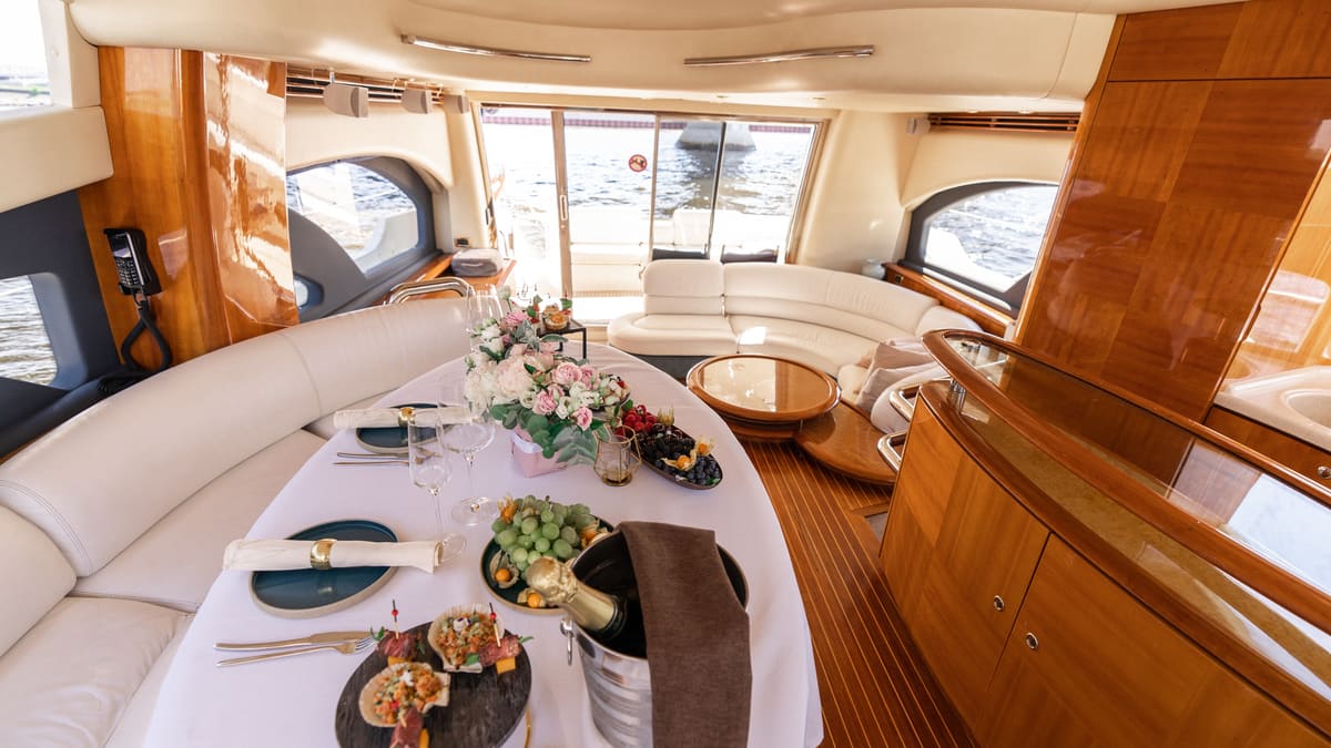 Аренда яхты «Азимут 55 / Azimut 55» — Санкт-Петербург