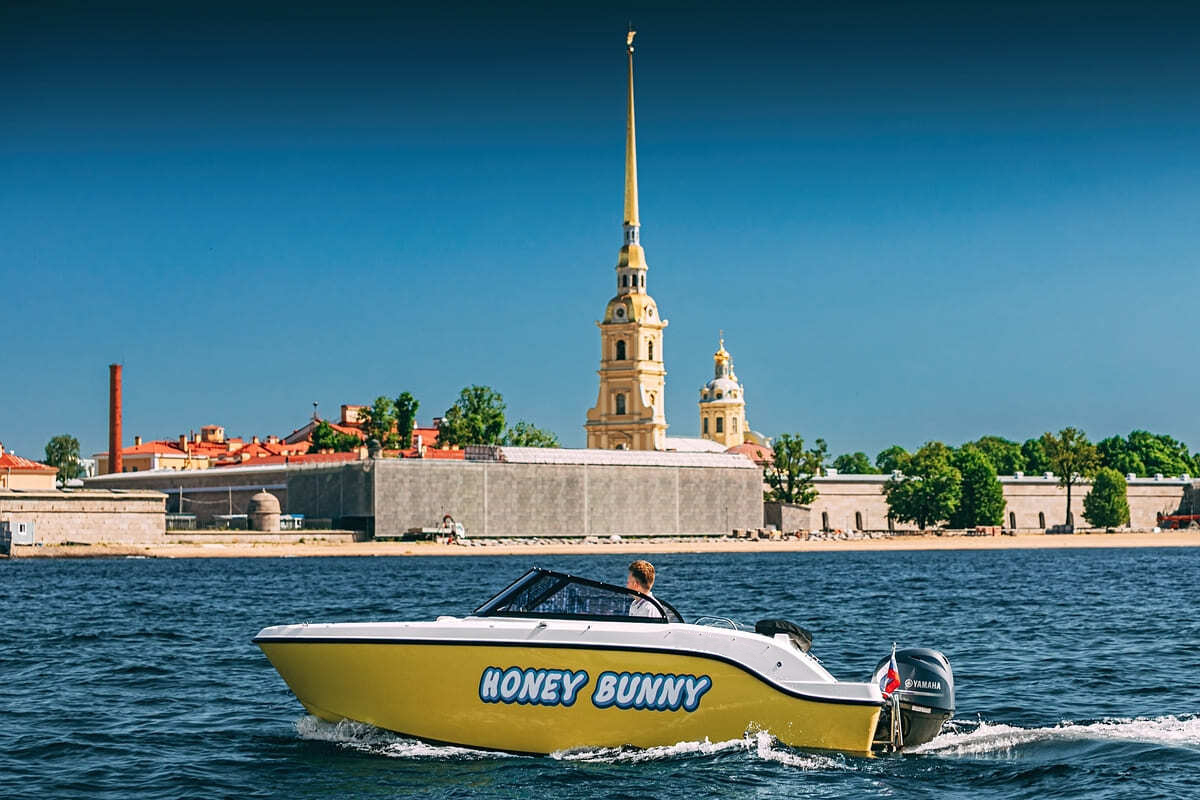 Катер «Хани Банни / Honey Bunny» — экскурсия по Неве и Финскому заливу