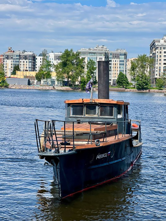 Катер «Ганс» на воде в Петербурге