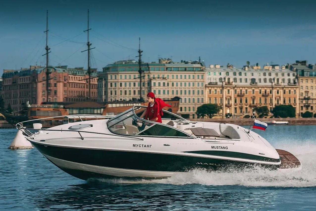 Катер «Мустанг» на воде в Петербурге — фото 16