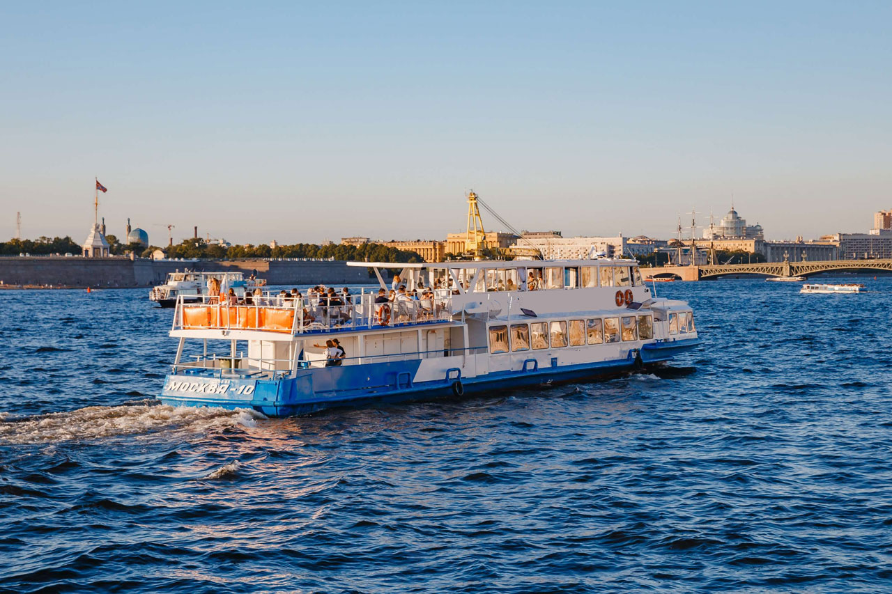 Теплоход «Москва 10» — прогулка по Неве