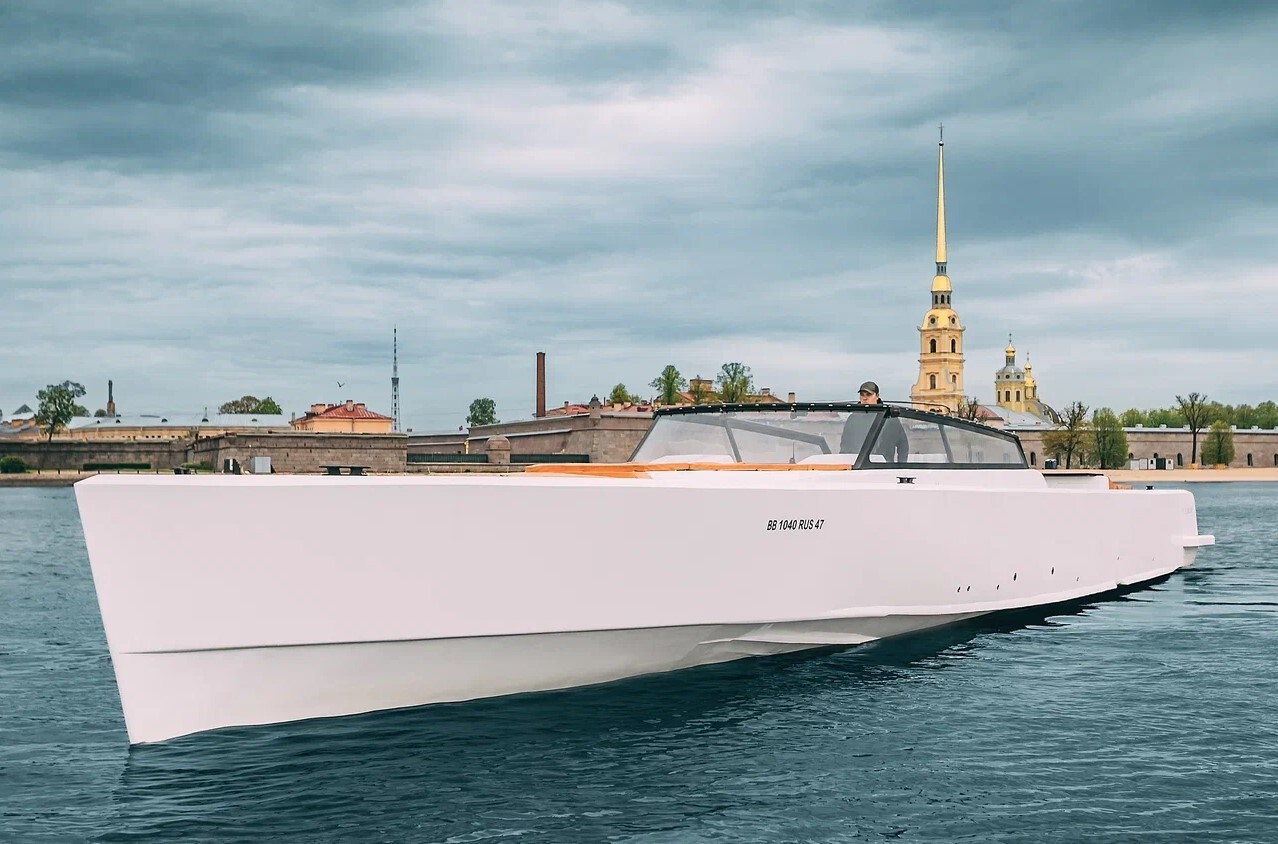 Яхта «Клаудберри / Морошка» на воде в Петербурге
