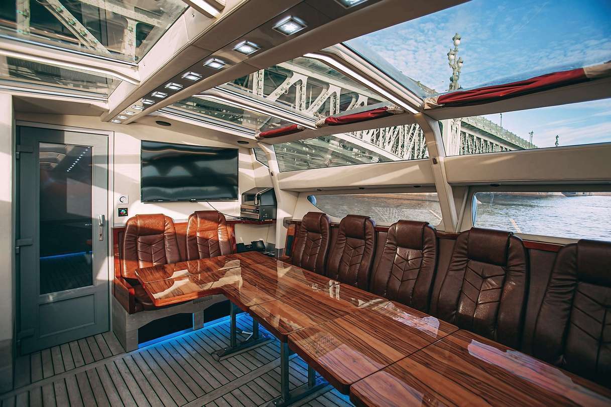 Заказать яхту «Белуга» для водной прогулки
