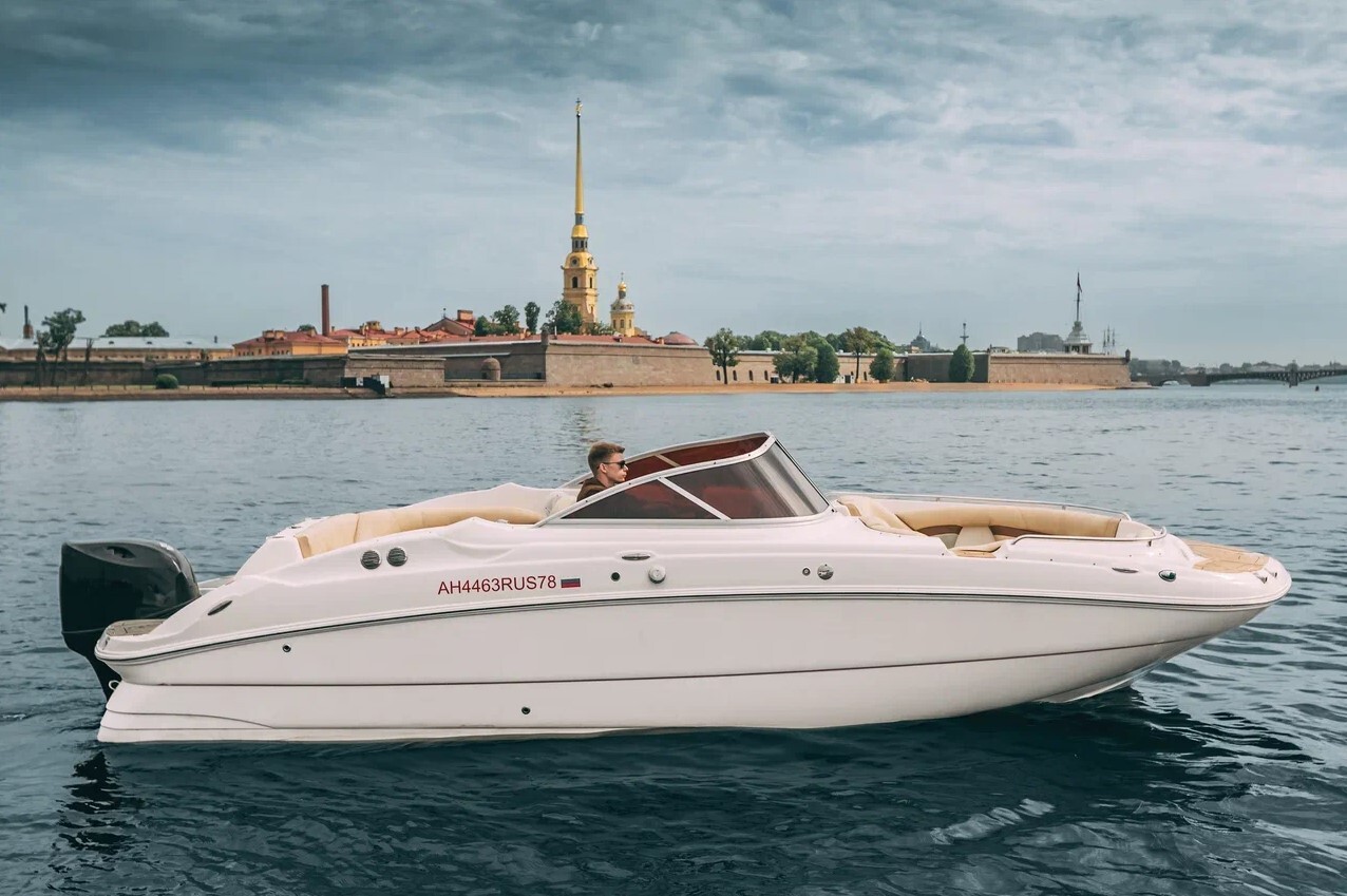 Катер «Гектор» на воде в Петербурге