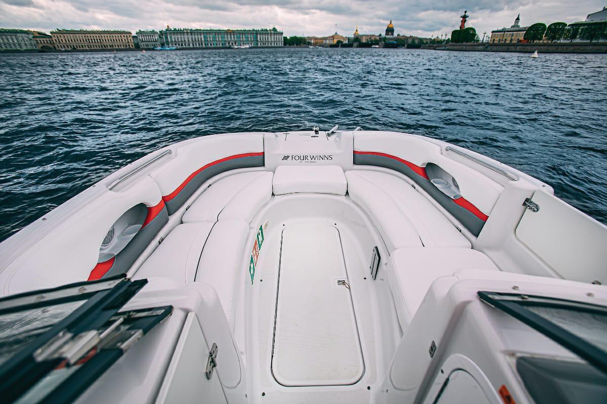 Катер «Марсель» на воде в Петербурге