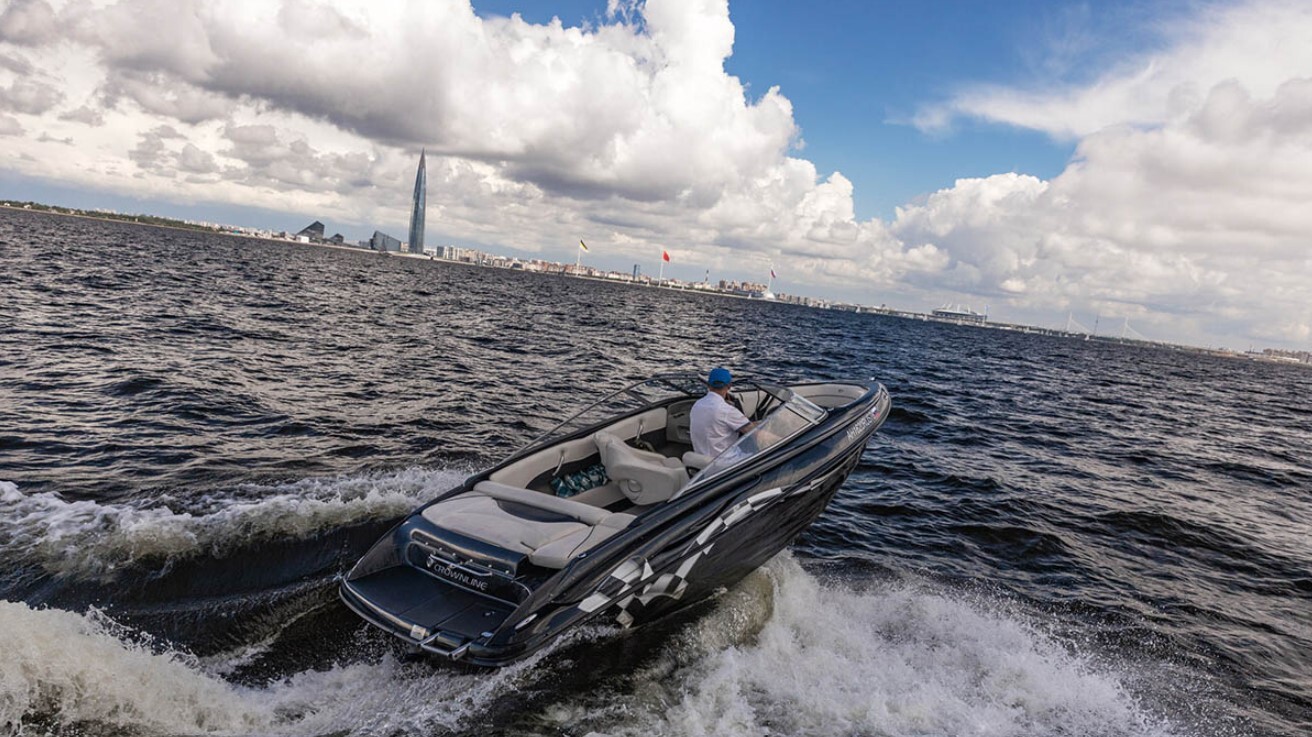 Прокат катера «Черный (Crownline 190 Black)» с капитаном в СПб