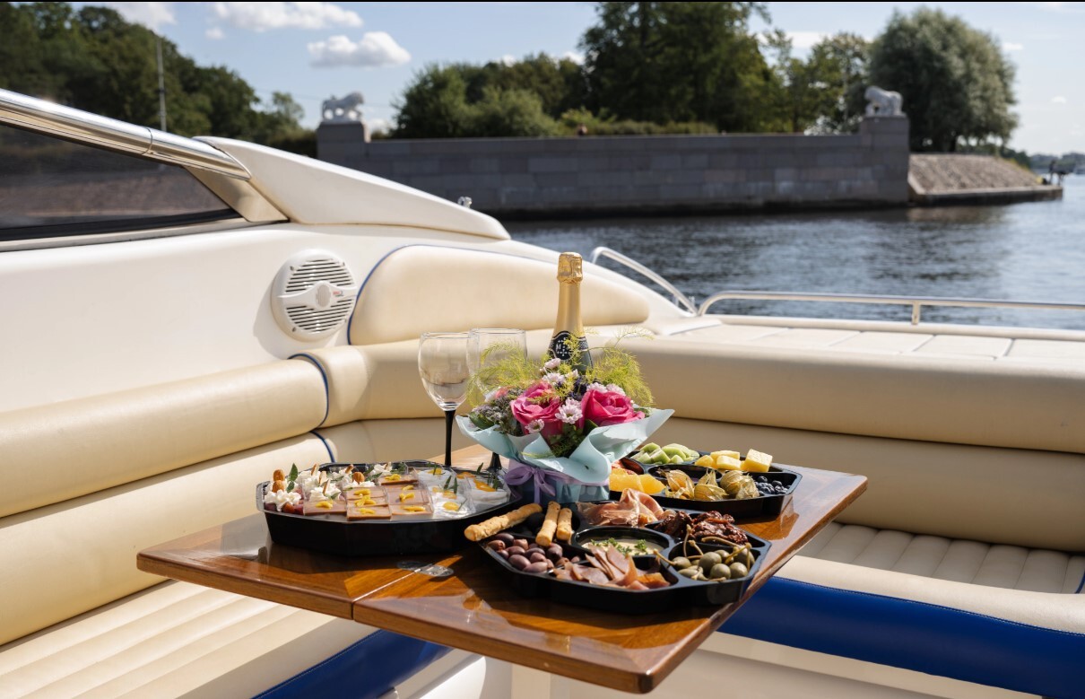 Катер «Сансикер Sunseeker 48» — вид с воды