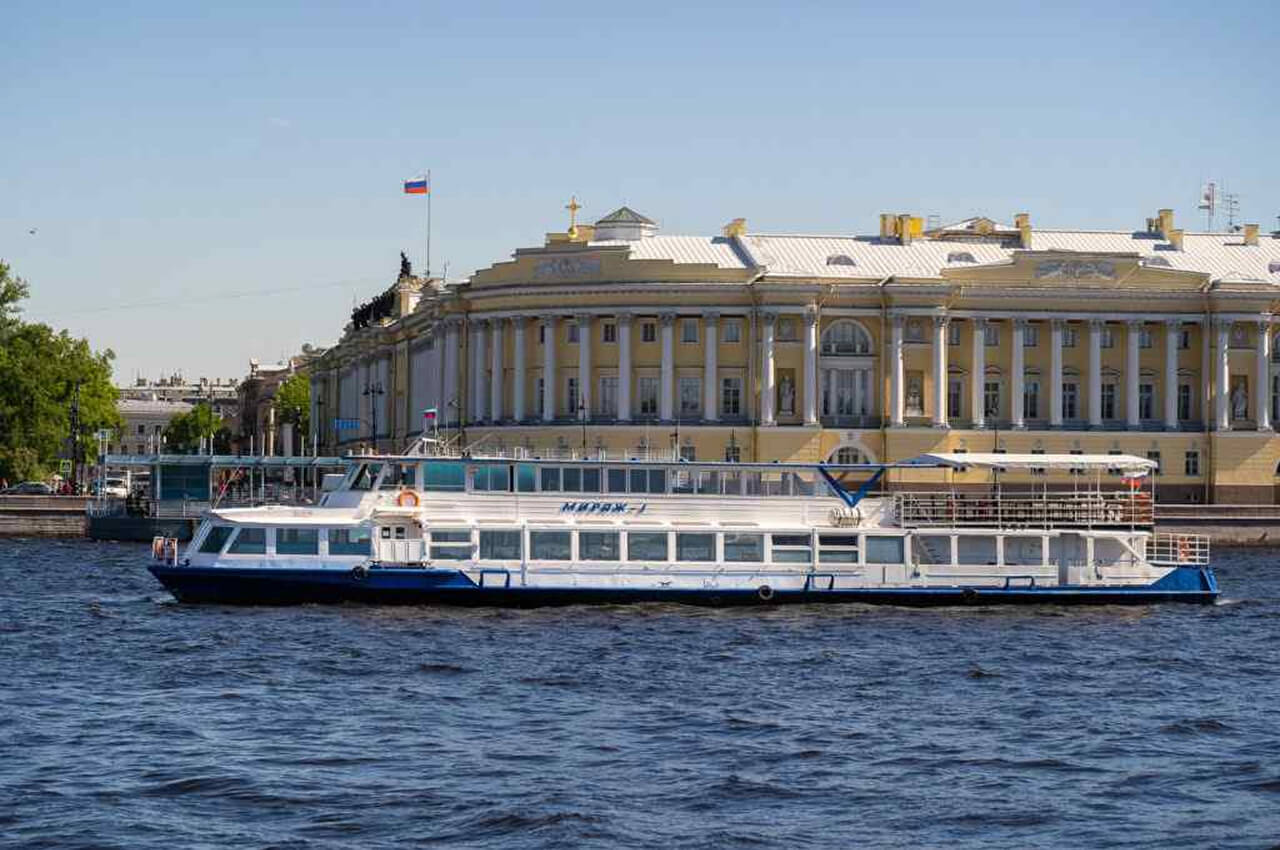 Теплоход «Мираж» на воде в Петербурге