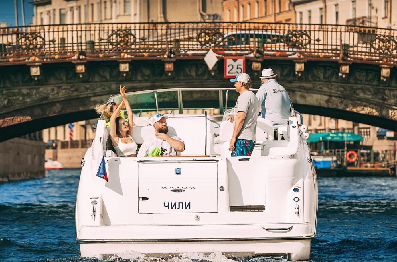 Катер «Чили» на воде в Петербурге