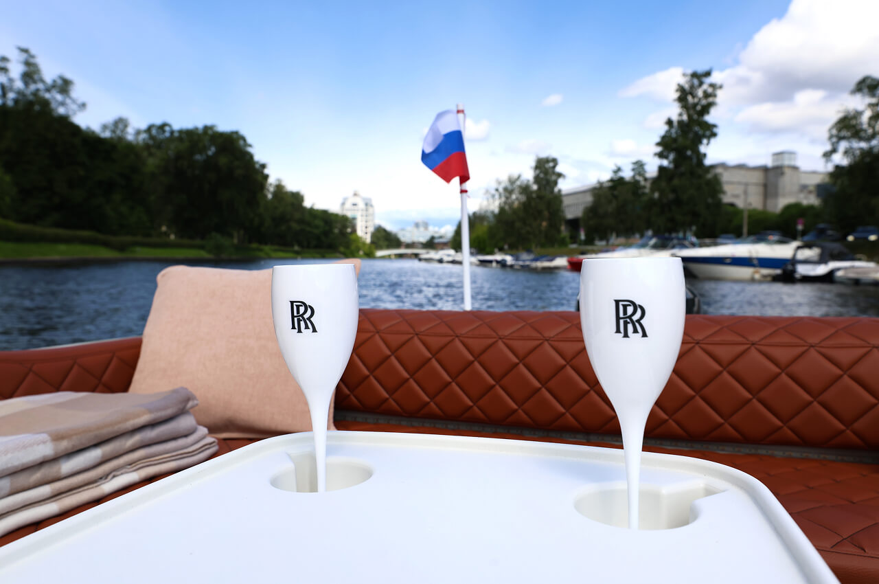 Катер «Роллс» на воде в Петербурге