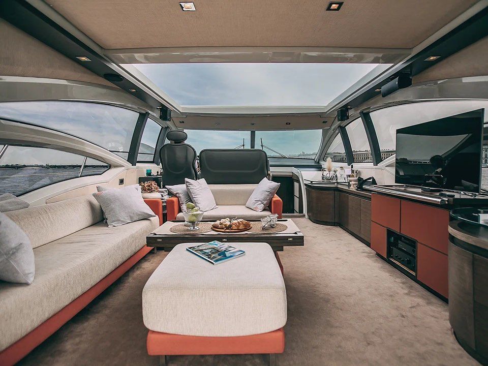 Заказать яхту «Azimut 62» для водной прогулки