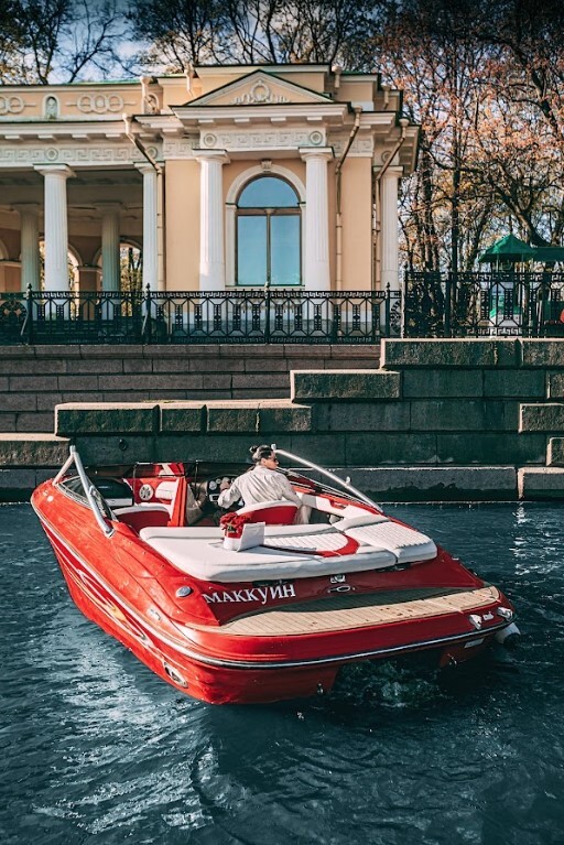 Катер «Маккуин» на воде в Петербурге