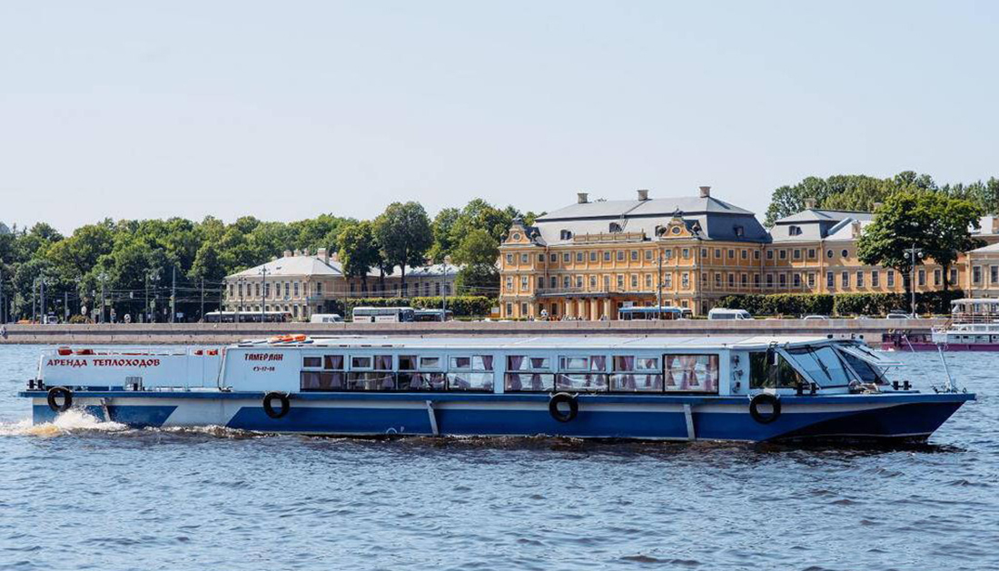 Теплоход «Тамерлан» на воде в Петербурге