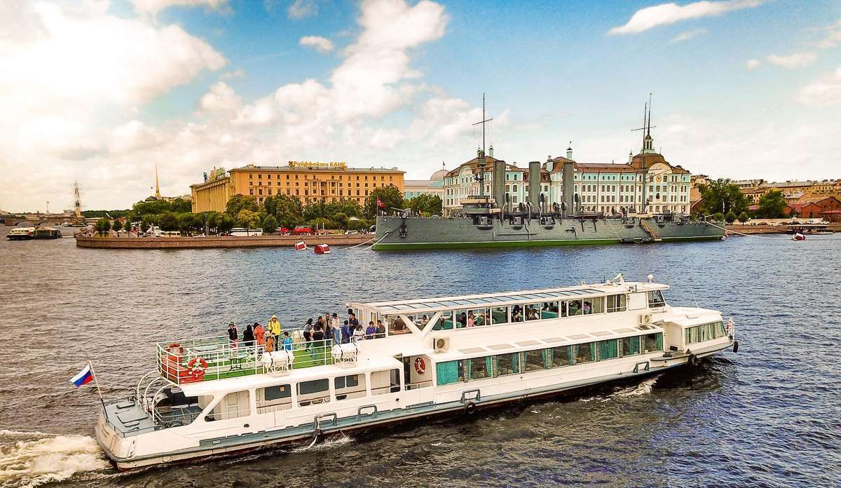 Теплоход «Аленка» на воде в Петербурге — фото 16