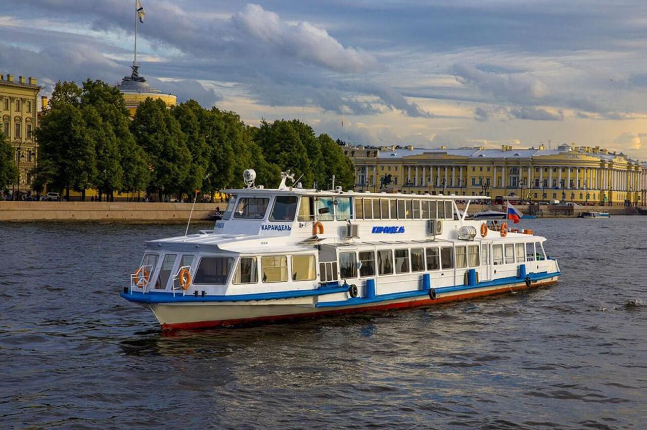 Прокат теплохода «Караидель» с капитаном в СПб