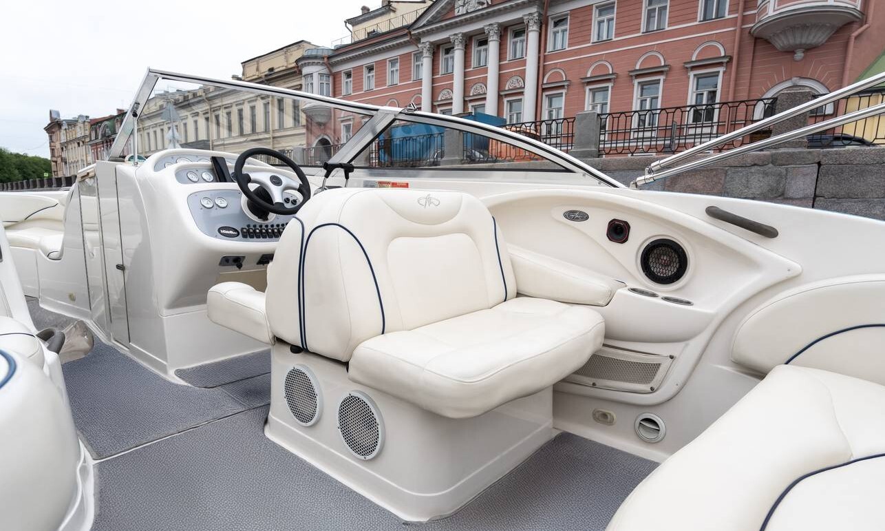 Водная прогулка на катере «Монтерей (Monterey) 298 SS» в СПб
