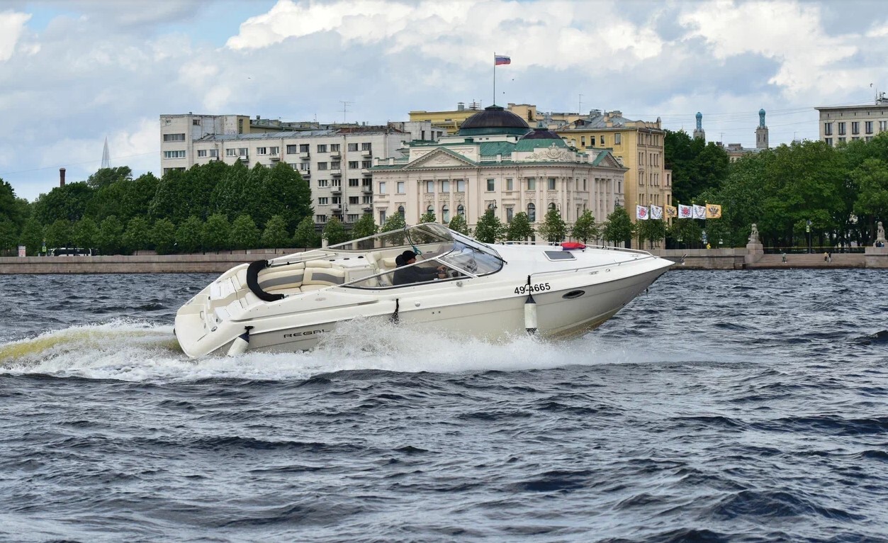 Катер «Регал» на воде в Петербурге