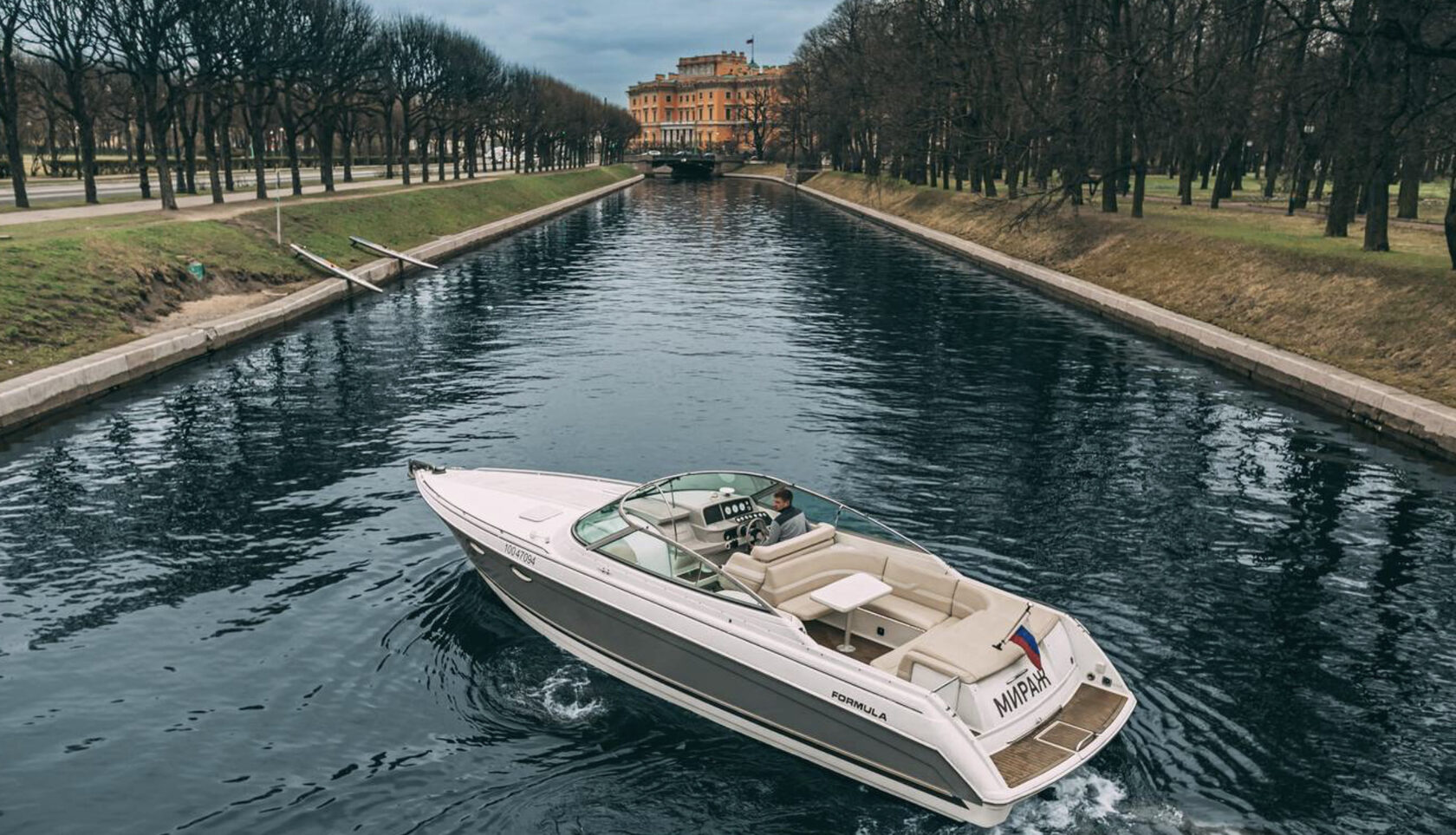 Катер «Мираж» на воде в Петербурге