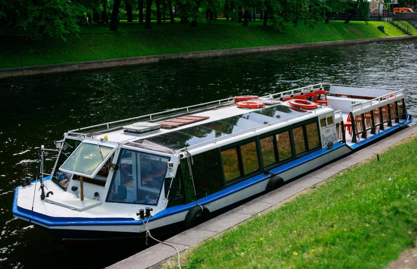 Теплоход «Ринальди» на воде в Петербурге